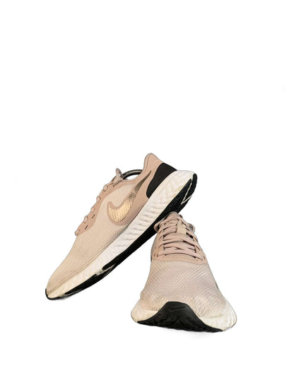 Nike Revolution Sneaker