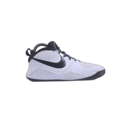 NIKE TEAM HUSTLE D 9 HI TOP BASKETBALL SHOE