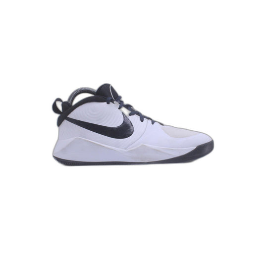 NIKE TEAM HUSTLE D 9 HI TOP BASKETBALL SHOE