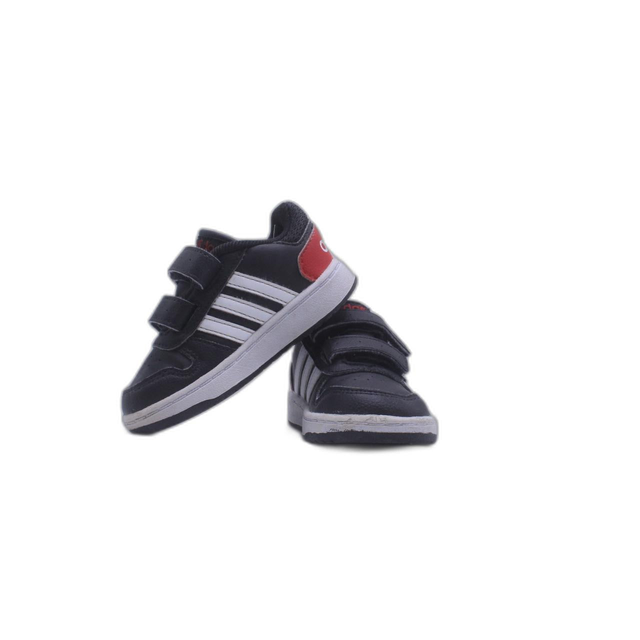 Adidas High Top - Basketball Shoe