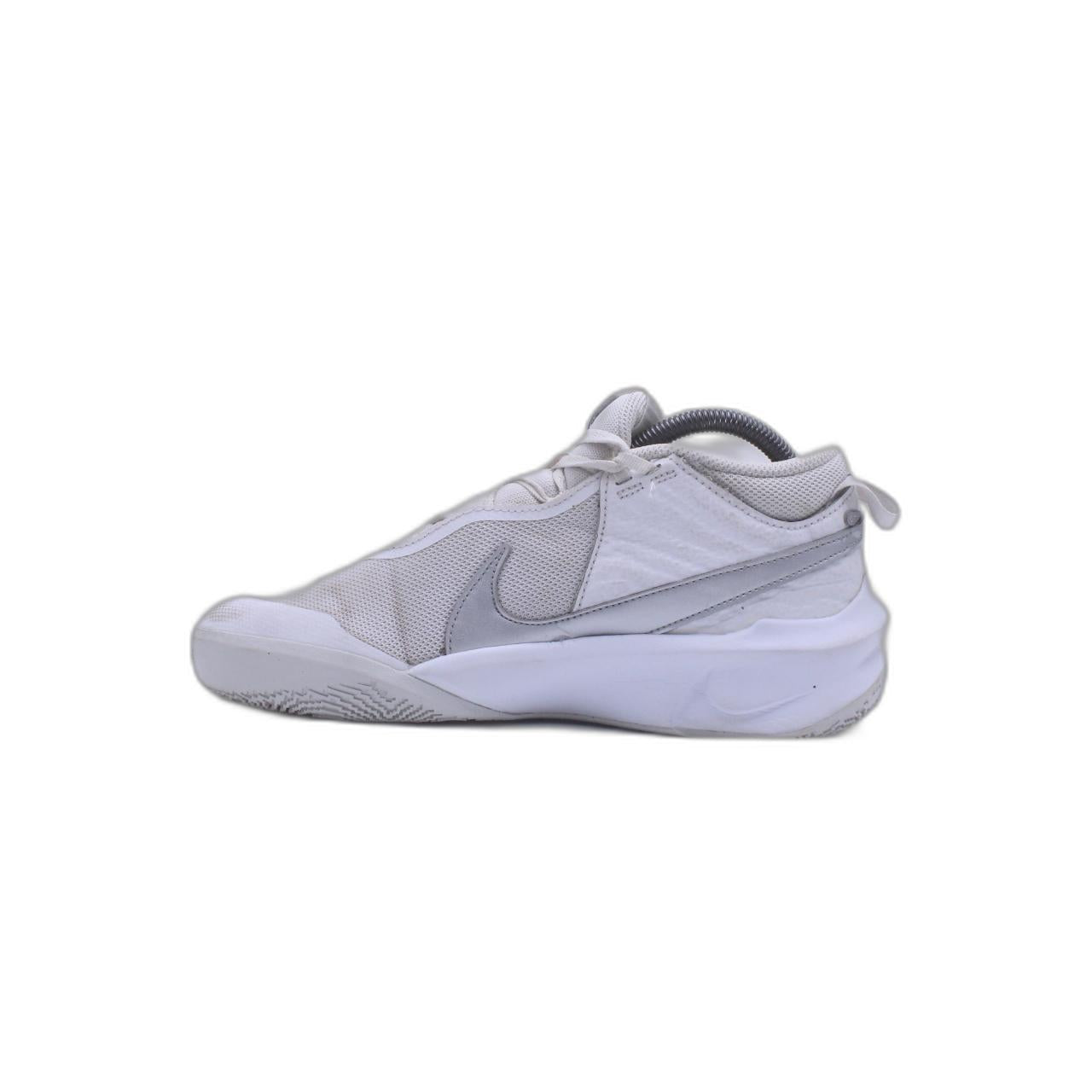 Nike Team Hustle D10 Sneaker