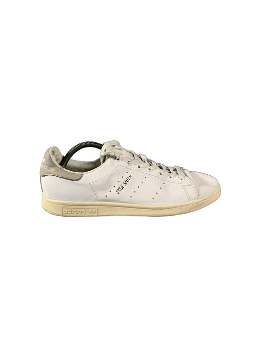 Adidas Stan Smith sneaker features a clean white leather