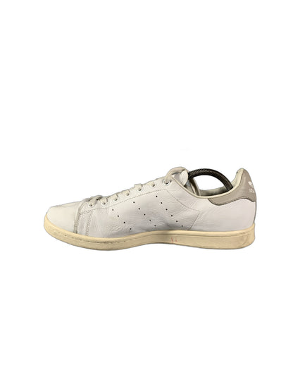 Adidas Stan Smith sneaker features a clean white leather