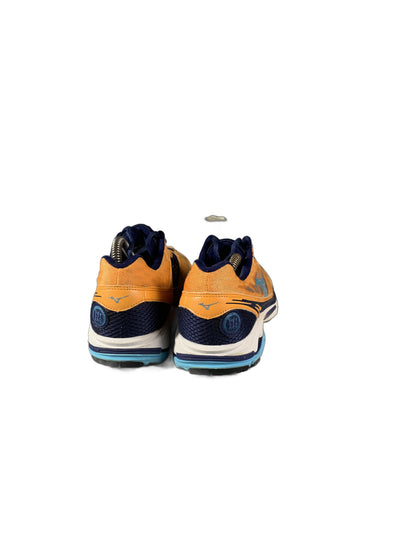Mizuno Wave Rider 16 stands shoe