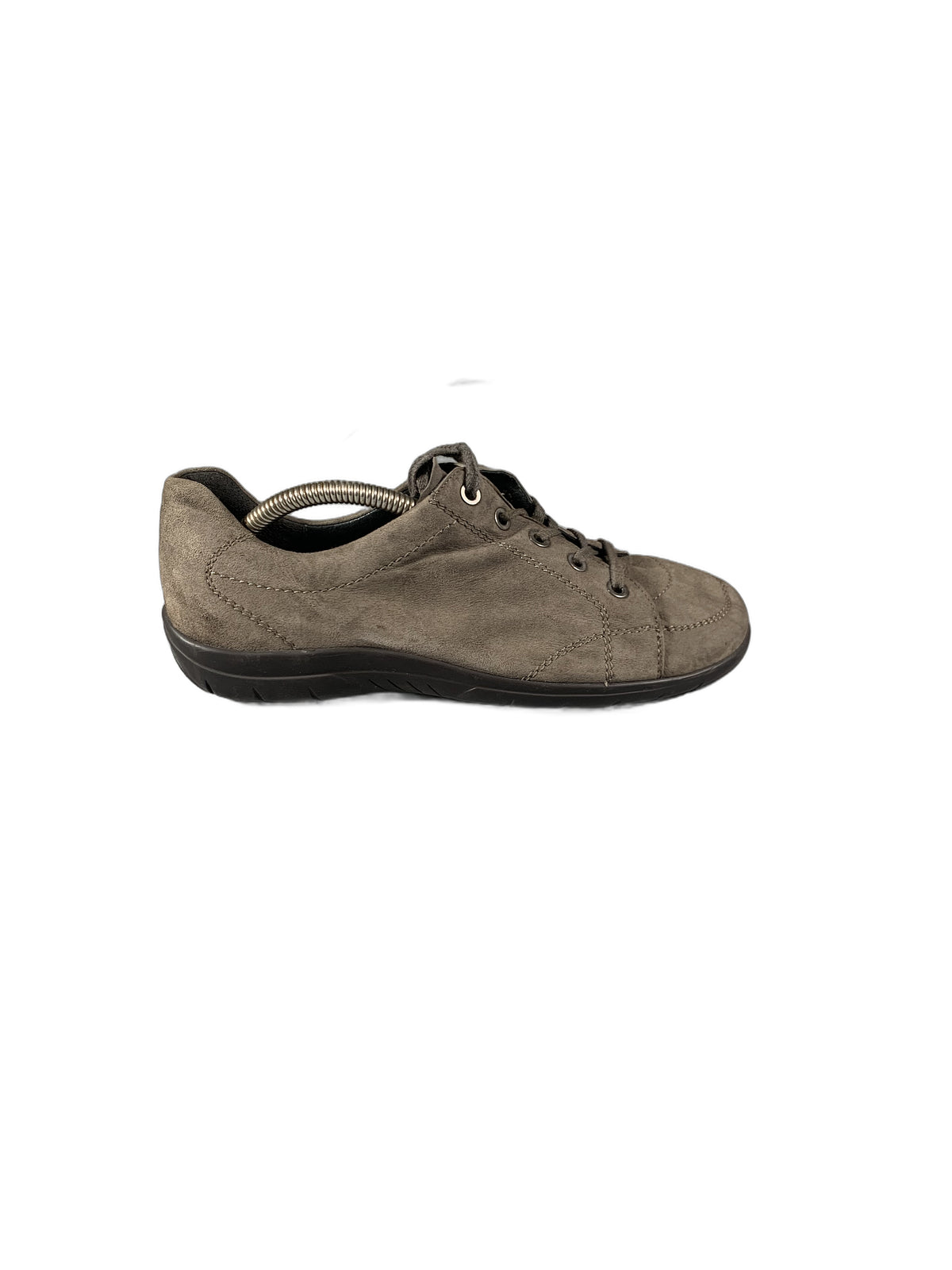 casual lace-up walking shoe