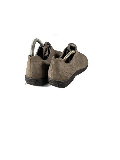 casual lace-up walking shoe