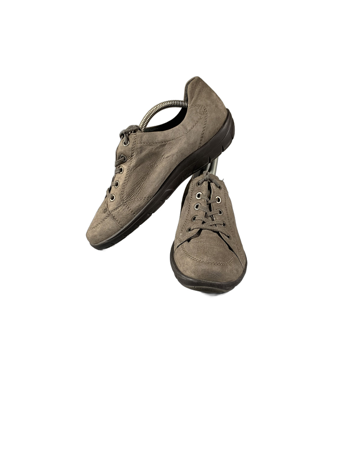 casual lace-up walking shoe