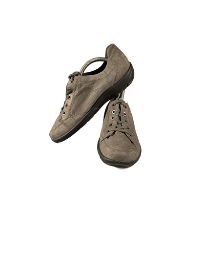 casual lace-up walking shoe