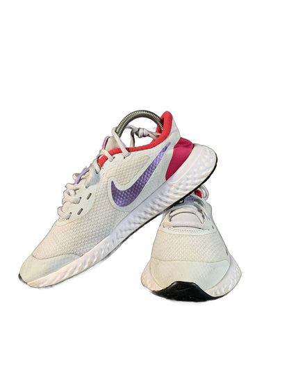Nike Revolution Sneaker