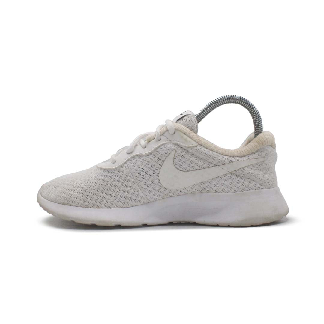 nike tanjun womens near me
